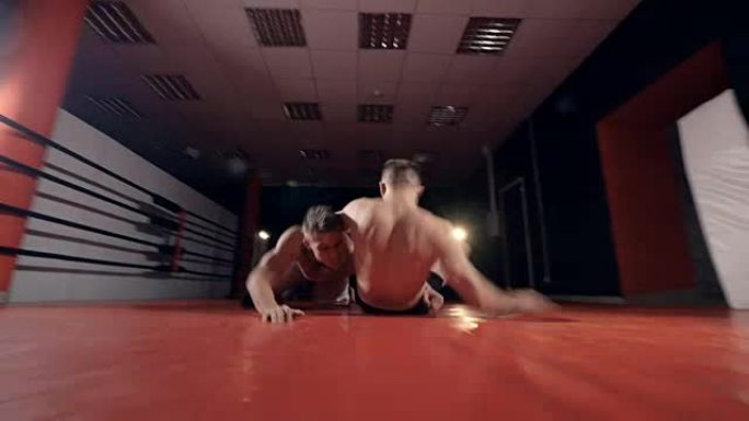 MMA战士在健身房训练