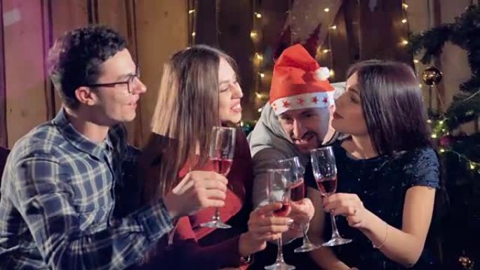 两个男人和女人在享用圣诞葡萄酒。