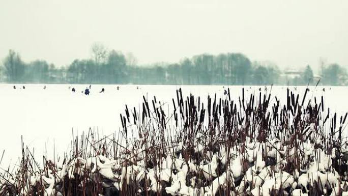 男子在结冰的湖面上钓鱼