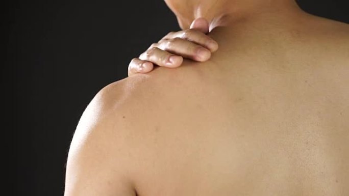 亚洲男人对慢性和肩膀的疼痛