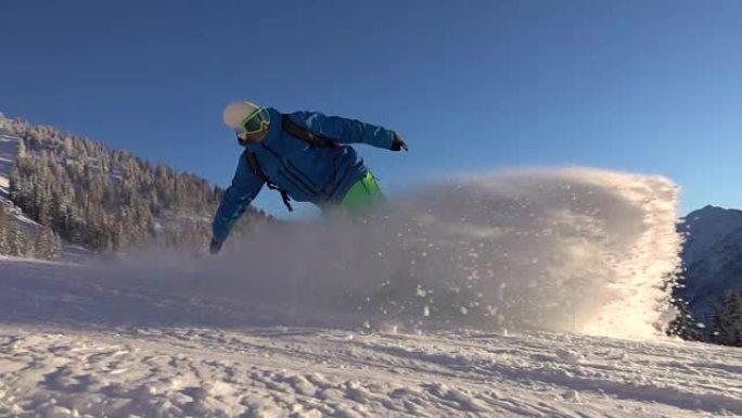慢动作: 滑雪者在阳光明媚的早晨在滑雪场上喷洒雪