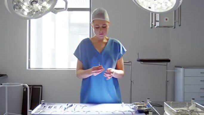 护士在托盘上布置手术工具