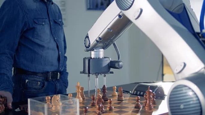 创新游戏模拟器，机器人与人下棋。未来机器人概念。