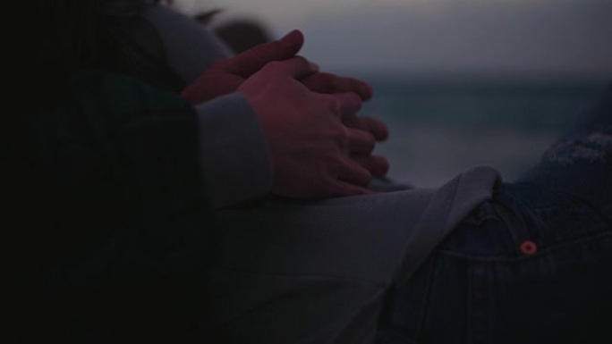 浪漫的情侣拥抱和牵手在海边
