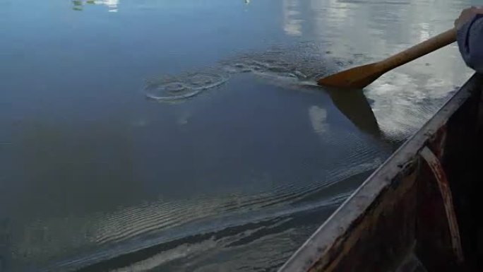 4k特写，泰国河上的女人划桨船。