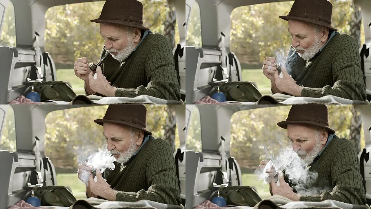 老人在车后抽烟斗