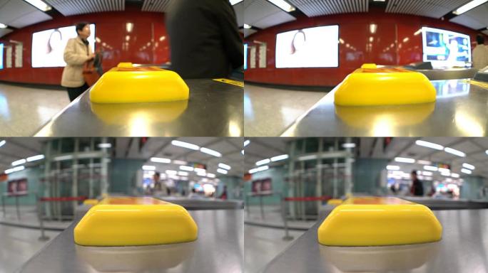 2人使用卡进入香港地铁的镜头