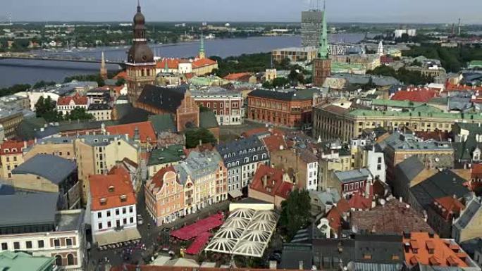 拉脱维亚里加历史中心的俯视图。缩小镜头