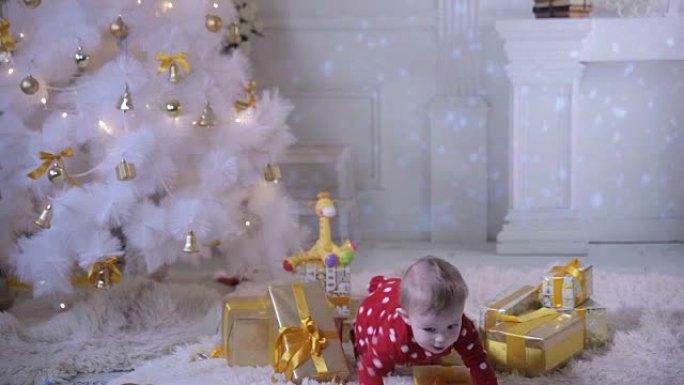 婴儿在圣诞树附近玩耍。在新年庆祝活动中