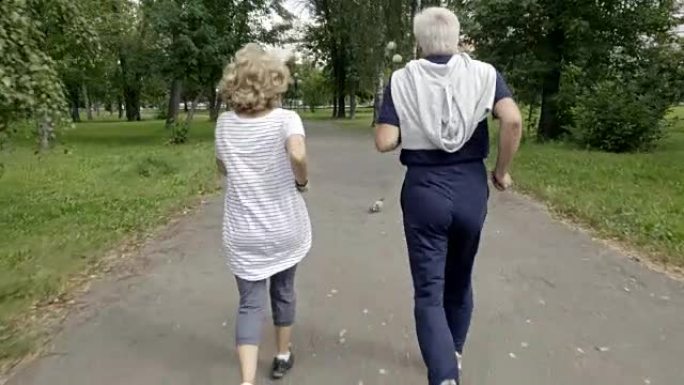 老年夫妇慢跑