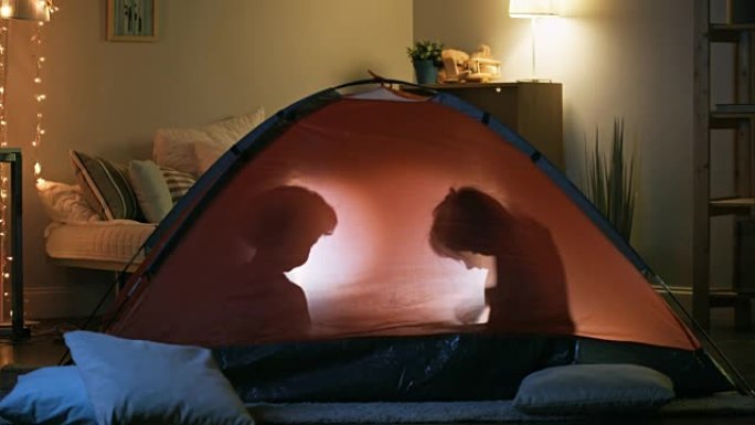 孩子们晚上在帐篷里看书