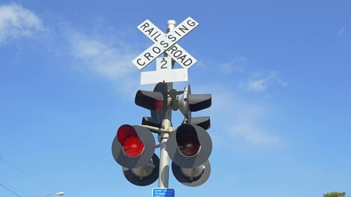 铁路道口闪烁红灯警告并宣布即将到来的火车