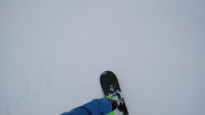 FPV特写: 自由滑雪板在滑雪道上的新鲜雪中做粉末转弯