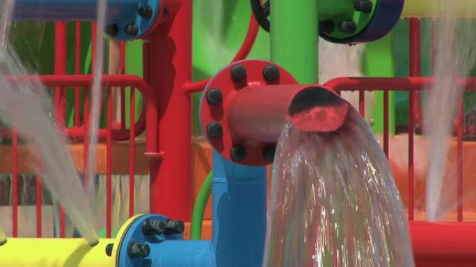喷射器和喷雾器；彩色水上乐园中的水上游戏景点