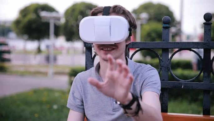 年轻人与3D VR头戴式显示器在公园看360电影，玩VR游戏