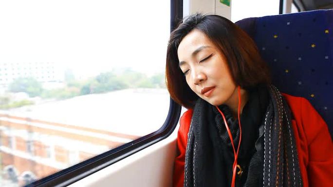 高清：睡在火车上的亚洲美女。