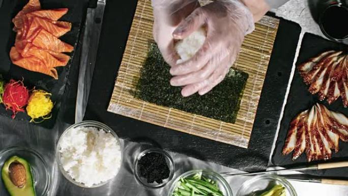 烹饪寿司的俯视图