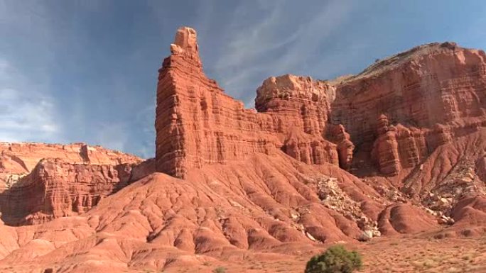 近距离观察:阳光明媚的红色岩石沙漠中美丽的侵蚀山脉
