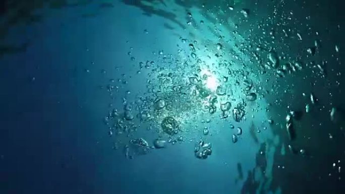 水下慢动作: 蓝色海洋中的气泡上升到水面