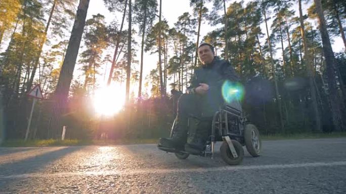 残疾人坐在外面的轮椅上