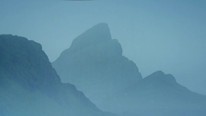 雨中的迷雾悬崖