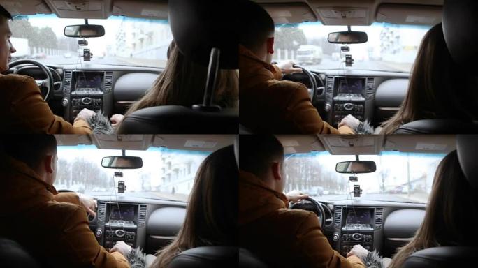 男人和女人开车时在车里说话。男人右转。开车旅行