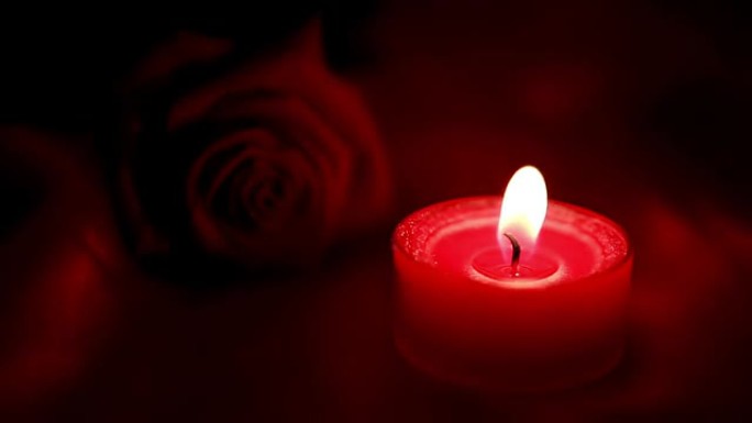 蜡烛在红玫瑰旁边闪烁，出去