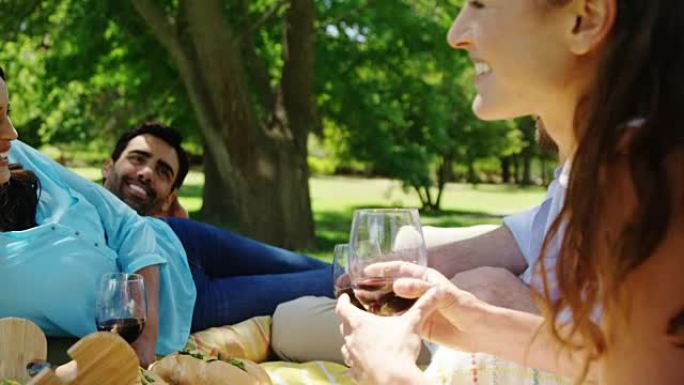 情侣在公园喝红酒时互相交流