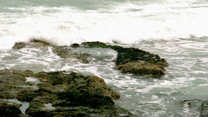 海浪冲过岩石