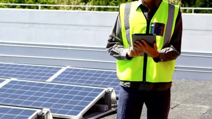 在4k太阳能站使用数字平板电脑的男性工人