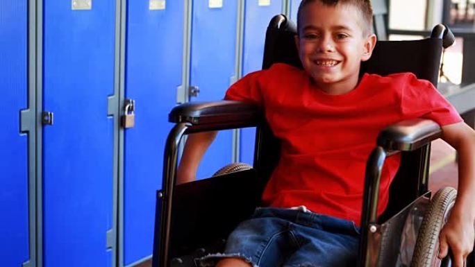 坐在轮椅上的残障小学生的肖像4k