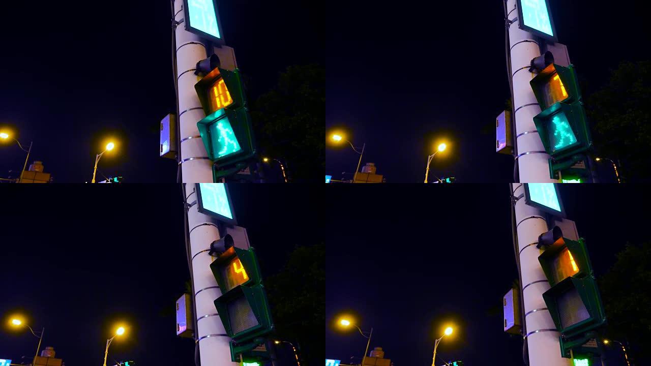 夜晚的交通信号灯