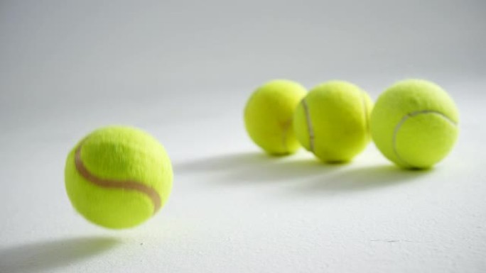 白色背景4k上排列的网球