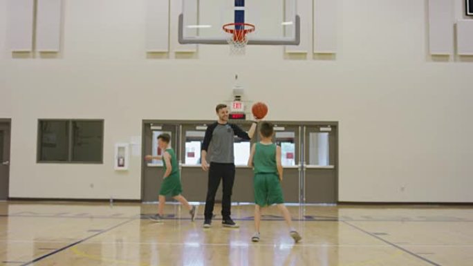 年轻男孩篮球练习