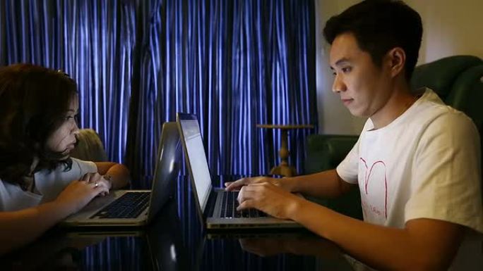 多莉镜头：两名大学生一起用笔记本电脑学习