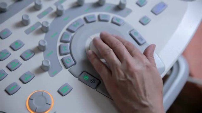 超声波设备键盘，无法辨认的医生用超声波设备工作的手