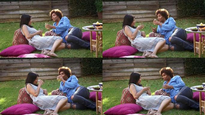 成熟的女性朋友一起在花园放松在R3D上拍摄