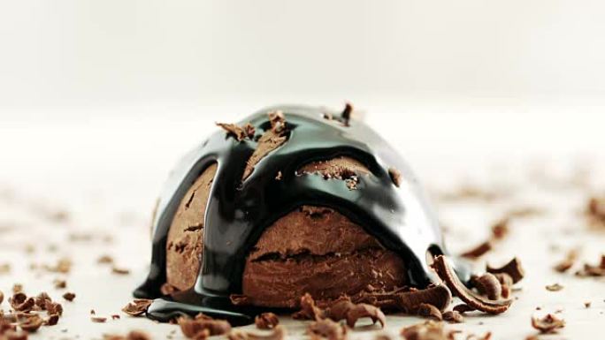 巧克力冰淇淋配巧克力片和巧克力