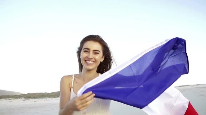 年轻女子在慢动作中带着法国国旗奔跑