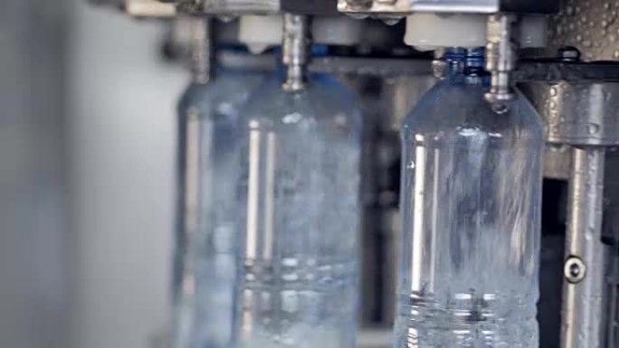 瓶装水生产在行动。专用设施设备。