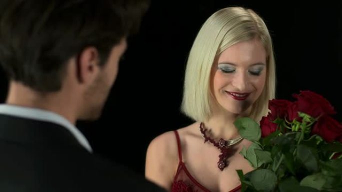 高清: 美丽优雅的女人收到红玫瑰