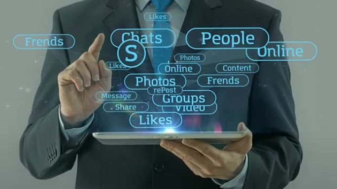 商人指向社交媒体网络概念平板电脑