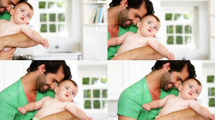 快乐的父亲抱着男婴