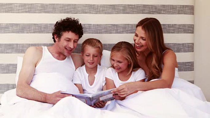 幸福家庭在床上读书