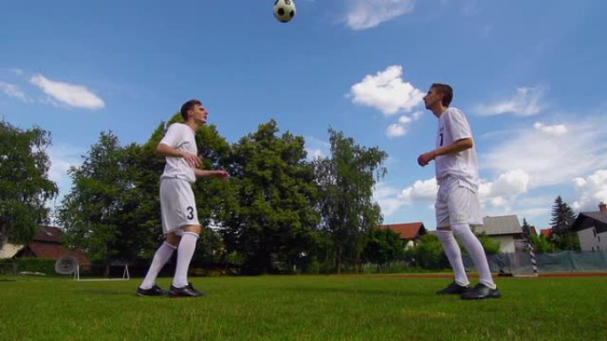 HD:男子练习足球的超级慢动作射门