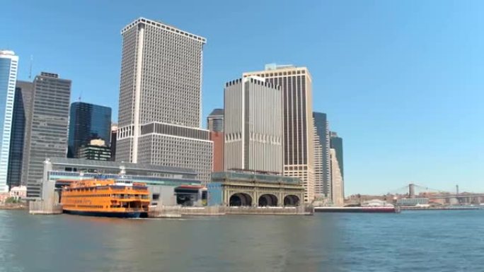 特写: 停泊在曼哈顿市中心史泰登岛渡轮大楼的船只