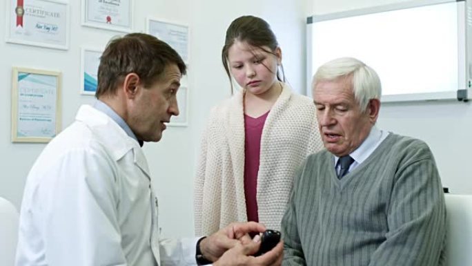 医生向患者展示血糖仪