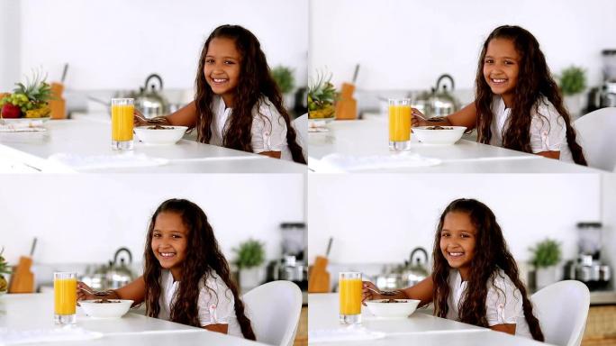 早餐时小女孩对着镜头微笑
