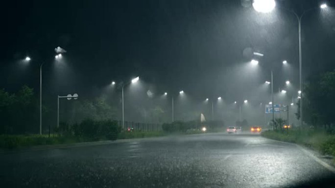 大雨，从车窗看