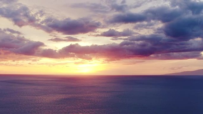 4k空中日落景观。夏威夷的太阳落到太平洋